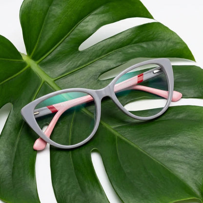 Lentes ópticos Emma Gris entre hojas botánicas naturales diseño sustentable Bonoboss #editorial_sustentabilidad #color_gris