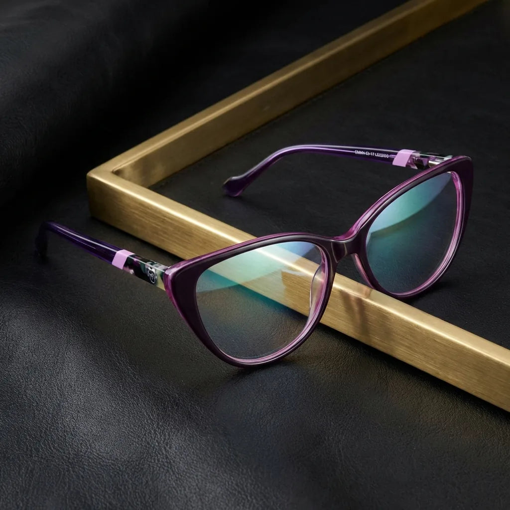 Lentes ópticos Emma Morado sobre cuero negro con detalle brass dorado calidad premium receta Bonoboss #editorial_banner_confianza #color_morado