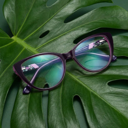 Lentes ópticos Emma Morado entre hojas botánicas naturales diseño sustentable Bonoboss #editorial_sustentabilidad #color_morado