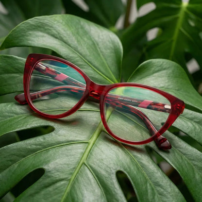 Lentes ópticos Emma Rojo entre hojas botánicas naturales diseño sustentable Bonoboss #editorial_sustentabilidad #color_rojo