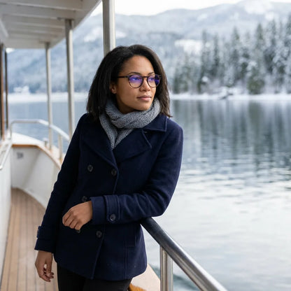 Lentes ópticos Fran 1 Carey modelo en barco lago con bosque nevado Bonoboss #editorial_lifestyle1 #color_carey