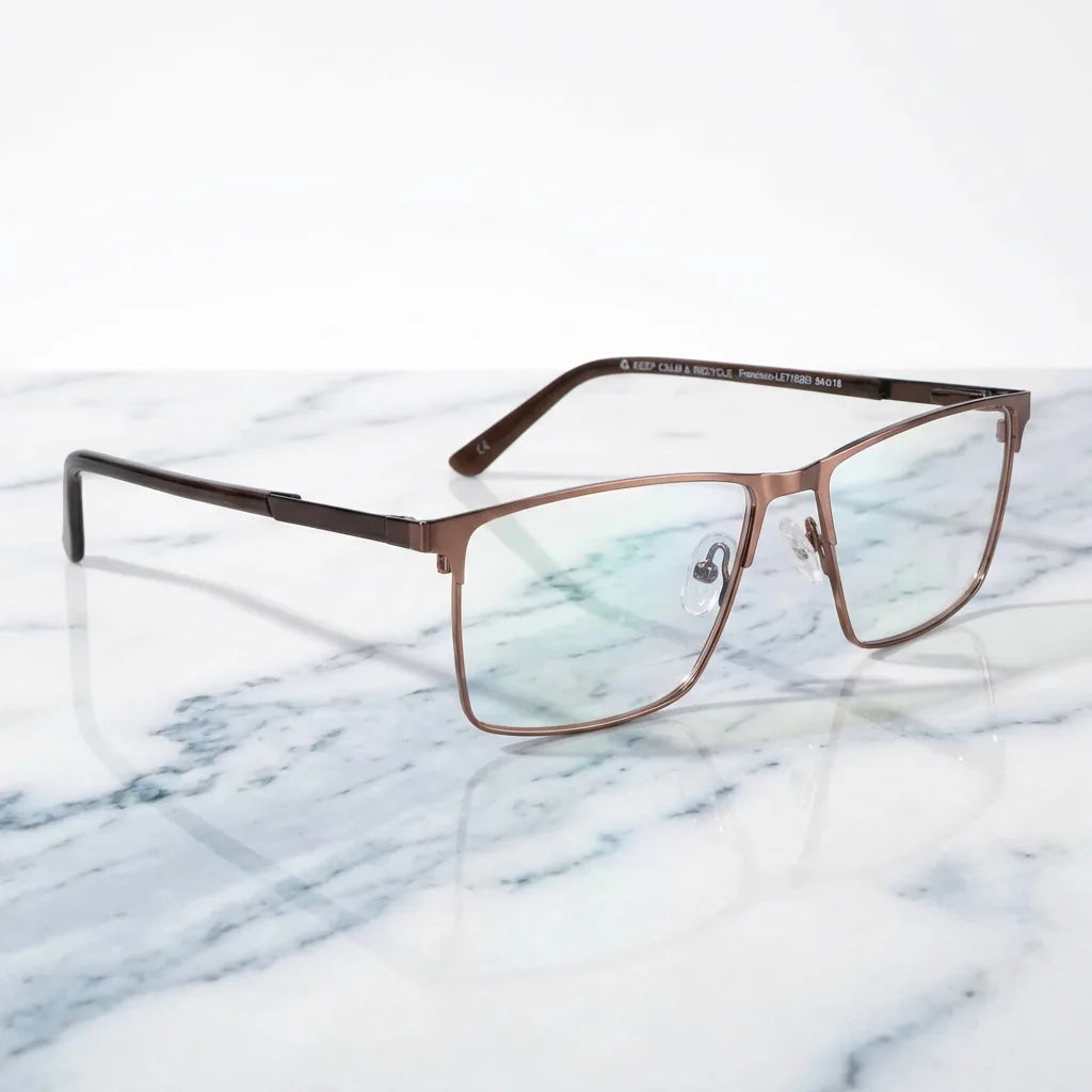 Lentes ópticos Francisco Brown sobre mármol blanco elegante armazón premium Bonoboss #editorial_armazon #color_brown