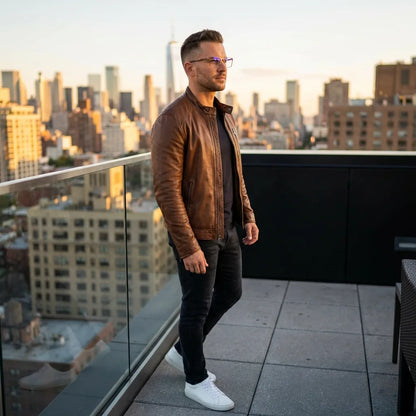 Lentes ópticos Francisco Brown hombre profesional en rooftop urbano atardecer Bonoboss #editorial_lifestyle1 #color_brown