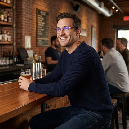 Lentes ópticos Francisco Brown hombre en bar casual ambiente relajado Bonoboss #editorial_lifestyle4 #color_brown