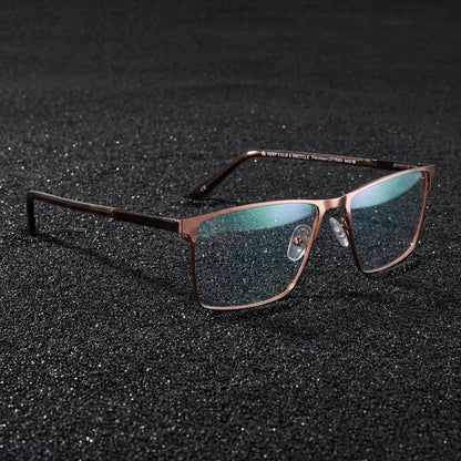 Lentes ópticos Francisco Brown sobre arena volcánica texturizada diseño sustentable Bonoboss #editorial_sustentabilidad #color_brown