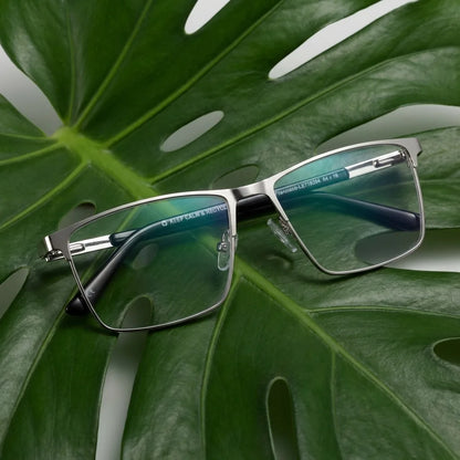 Lentes ópticos Francisco Plateado entre hojas botánicas naturales diseño sustentable Bonoboss #editorial_sustentabilidad #color_plateado