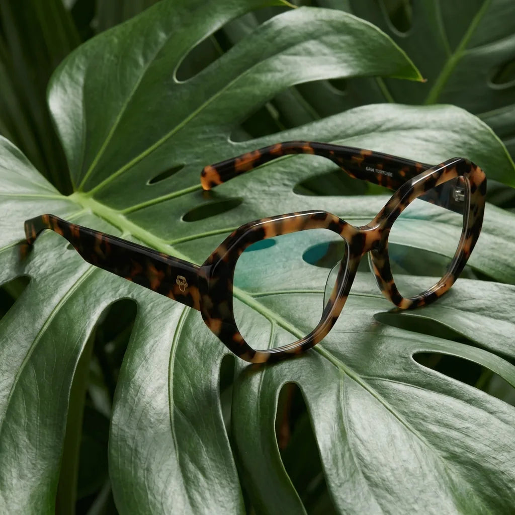 Lentes ópticos Gaia Carey entre hojas botánicas naturales diseño sustentable Bonoboss #editorial_sustentabilidad #color_carey