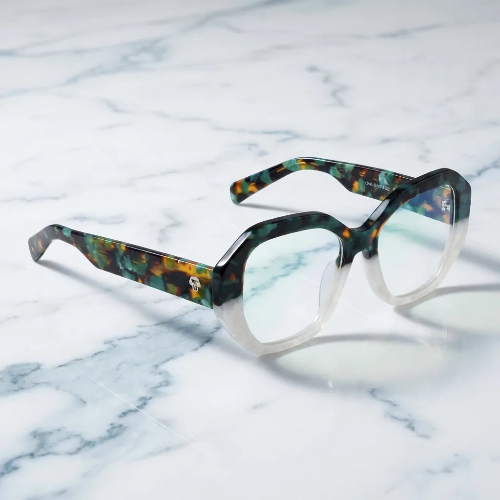 Lentes ópticos Gaia Verde sobre mármol blanco elegante armazón premium Bonoboss #editorial_armazon #color_verde