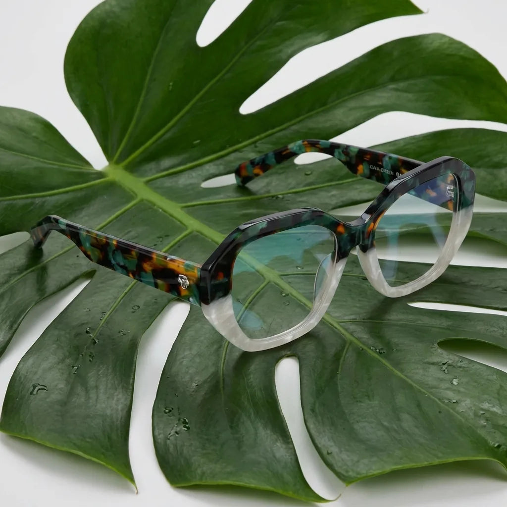 Lentes ópticos Gaia Verde entre hojas botánicas naturales diseño sustentable Bonoboss #editorial_sustentabilidad #color_verde