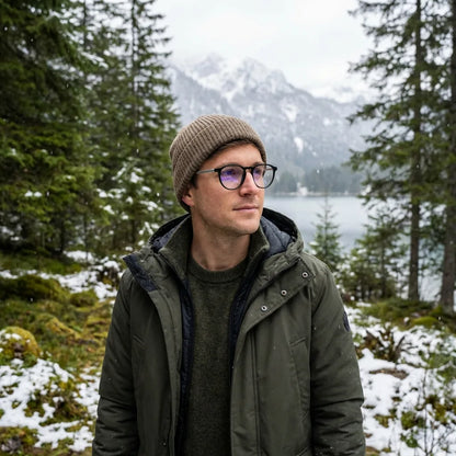 Hombre usando Galápagos gorro negro estilo lifestyle #color_negro