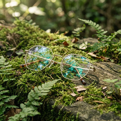 Lentes ópticos Galapagos Magnet Dorado en bosque verde natural diseño sustentable Bonoboss #editorial_sustentabilidad #color_dorado