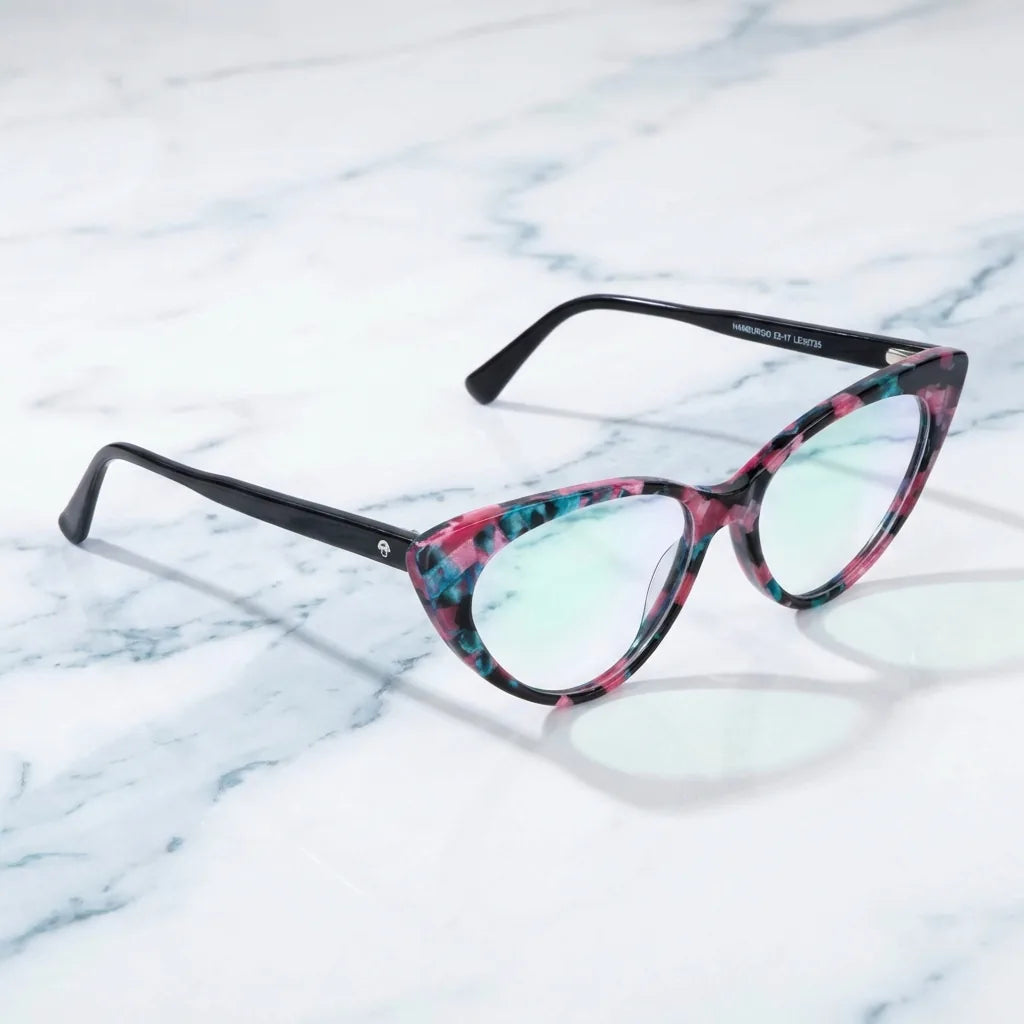 Lentes ópticos Hamburgo Mosaico sobre mármol blanco elegante armazón premium Bonoboss #editorial_armazon #color_mosaico