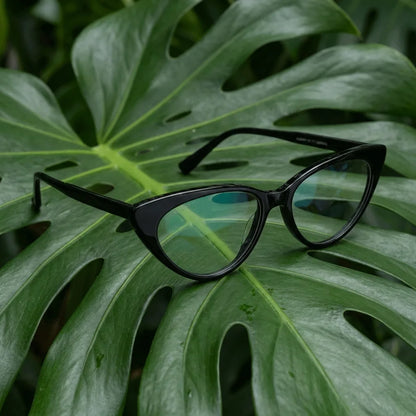Lentes ópticos Hamburgo Negro entre hojas botánicas naturales diseño sustentable Bonoboss #editorial_sustentabilidad #color_negro