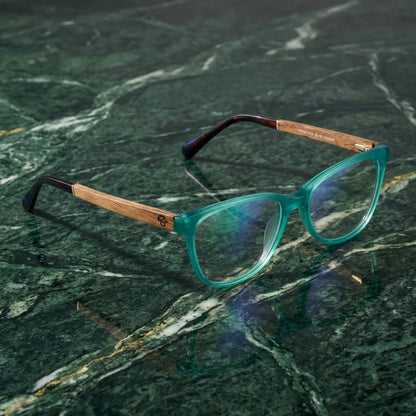 Lentes ópticos Hanga Roa Calipso sobre mármol verde natural diseño sustentable Bonoboss #editorial_sustentabilidad #color_calipso