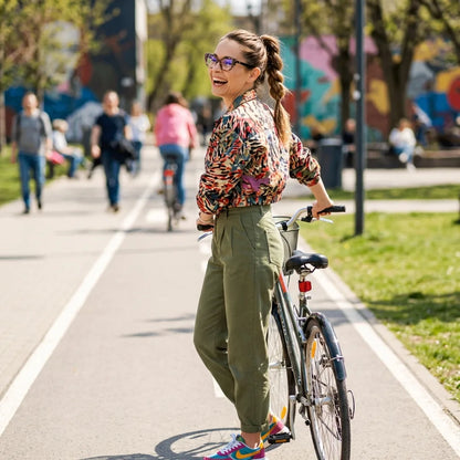Lentes ópticos Helsinki Mosaico mujer ciclista urbana estilo café Bonoboss #editorial_lifestyle4 #color_mosaico
