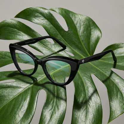 Lentes ópticos Helsinki Negro entre hojas botánicas naturales diseño sustentable Bonoboss #editorial_sustentabilidad #color_negro