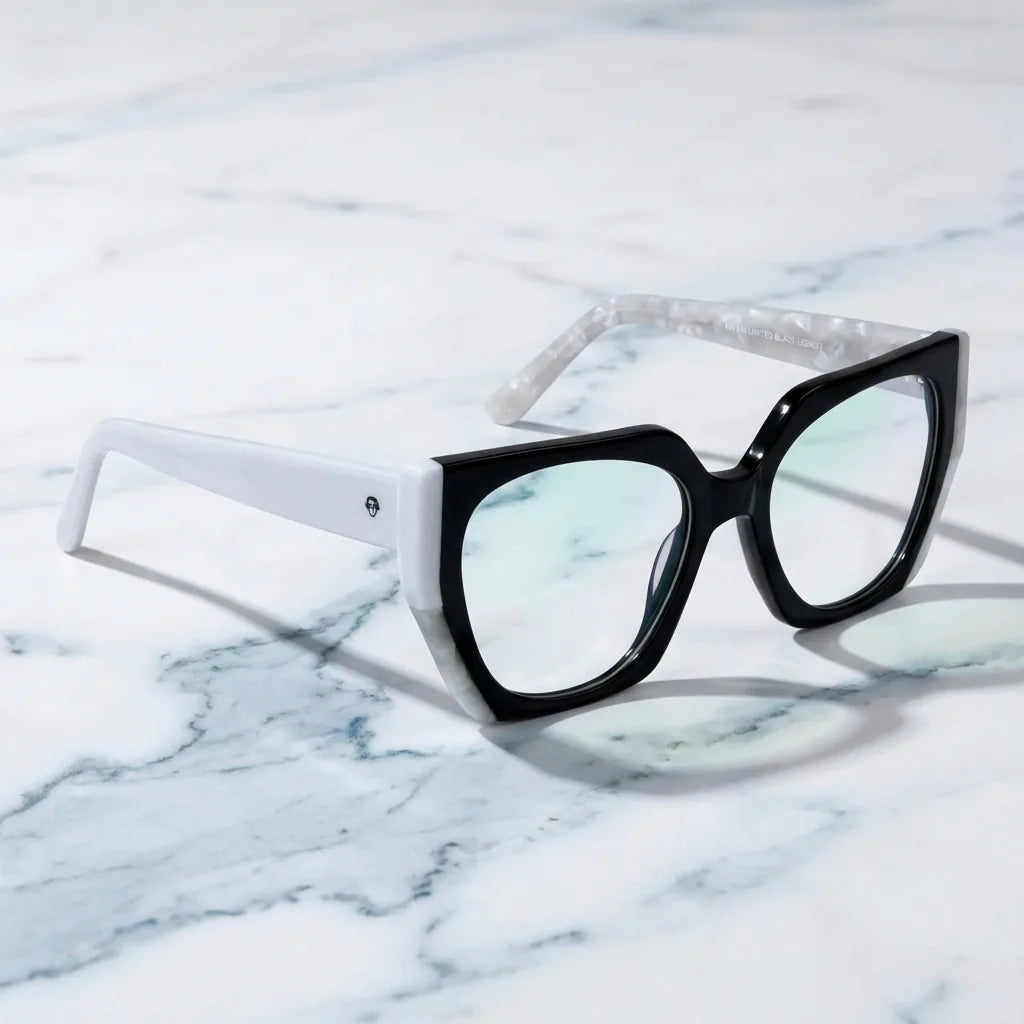 Lentes ópticos Kai Kai Negro sobre mármol blanco elegante armazón premium Bonoboss #editorial_armazon #color_negro