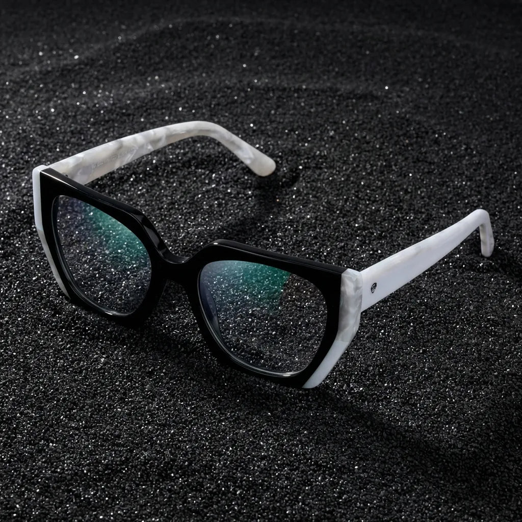 Lentes ópticos Kai Kai Negro sobre arena volcánica texturizada diseño sustentable Bonoboss #editorial_sustentabilidad #color_negro