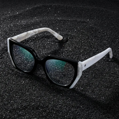 Lentes ópticos Kai Kai Negro sobre arena volcánica texturizada diseño sustentable Bonoboss #editorial_sustentabilidad #color_negro
