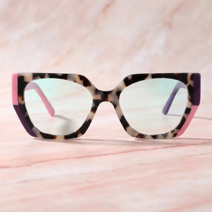 Lentes ópticos Kai Kai Rosado sobre mármol rosado delicado armazón premium Bonoboss #editorial_armazon #color_rosado