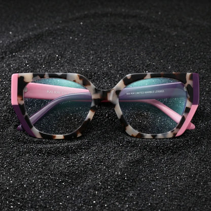Lentes ópticos Kai Kai Rosado sobre arena volcánica texturizada diseño sustentable Bonoboss #editorial_sustentabilidad #color_rosado