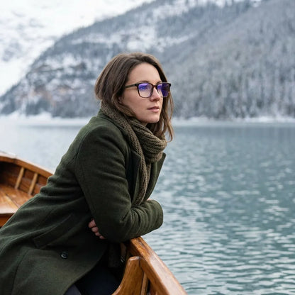 Lentes ópticos Kai Kai Carey modelo en barco lago con bosque nevado Bonoboss #editorial_lifestyle2 #color_carey