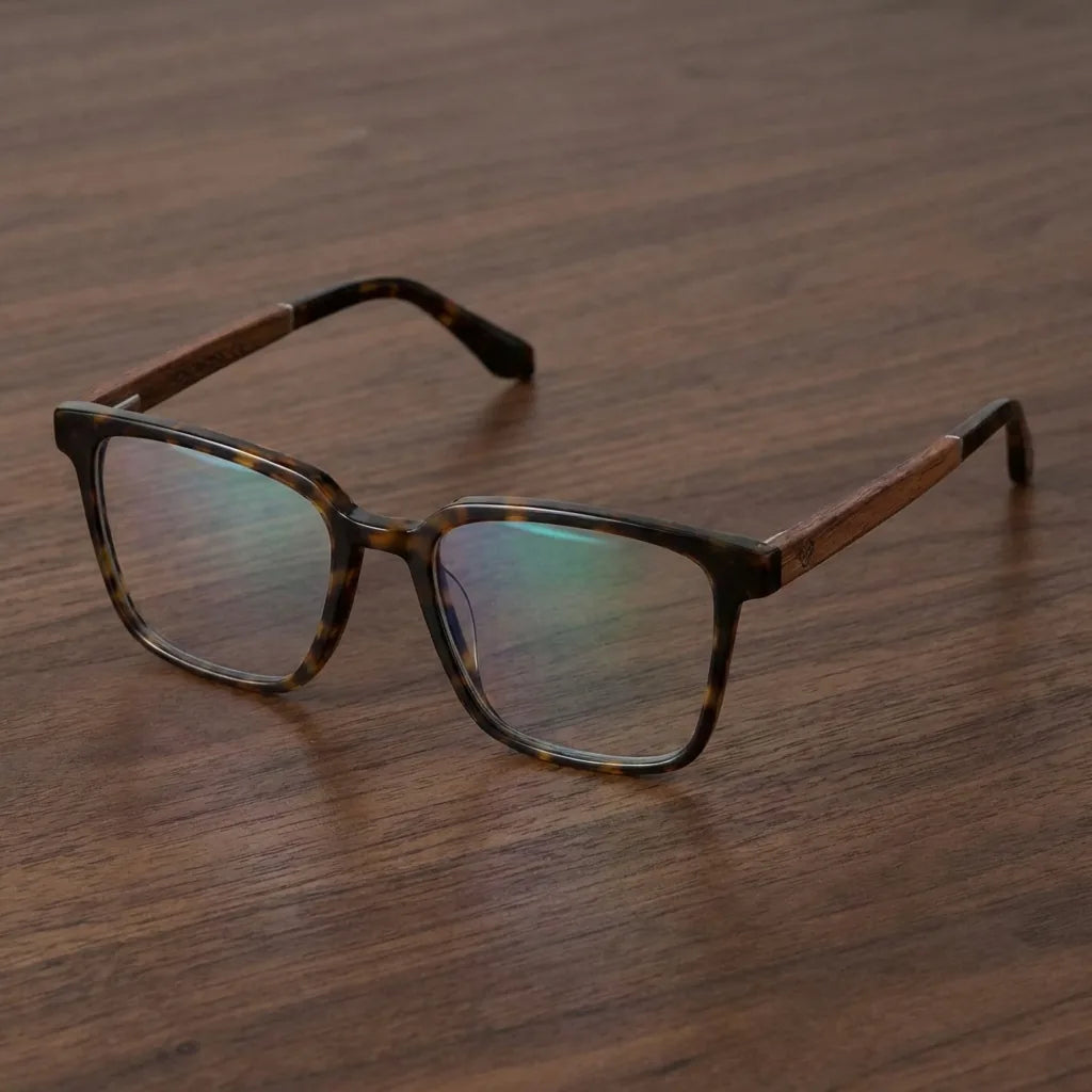 Lentes ópticos Kai Kai Marble sobre escritorio de madera premium armazón premium Bonoboss #editorial_armazon #color_marble
