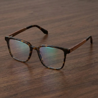 Lentes ópticos Kai Kai Marble sobre escritorio de madera premium armazón premium Bonoboss #editorial_armazon #color_marble