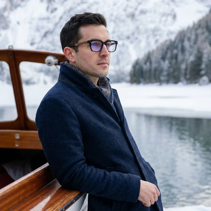 Lentes ópticos Kai Kai Negro modelo en barco lago con bosque nevado Bonoboss #editorial_lifestyle1 #color_negro