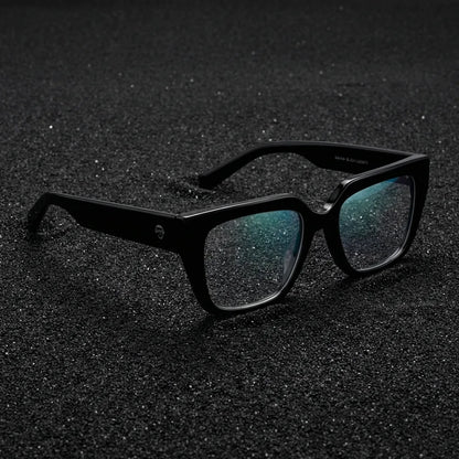 Lentes ópticos Kai Kai Negro sobre arena volcánica texturizada diseño sustentable Bonoboss #editorial_sustentabilidad #color_negro