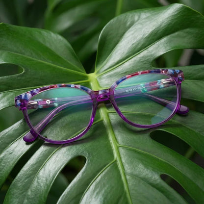 Hombre real usando Hanga Roa marcos de lentes morado vibrante #color_morado