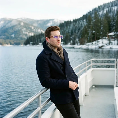 Lentes ópticos London Acetate Transparente modelo en barco lago con bosque nevado Bonoboss #editorial_lifestyle1 #color_transparente