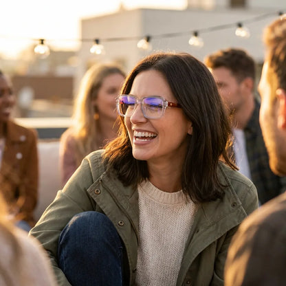Lentes ópticos London Acetate Transparente modelo en contexto social urbano profesional Bonoboss #editorial_lifestyle3 #color_transparente