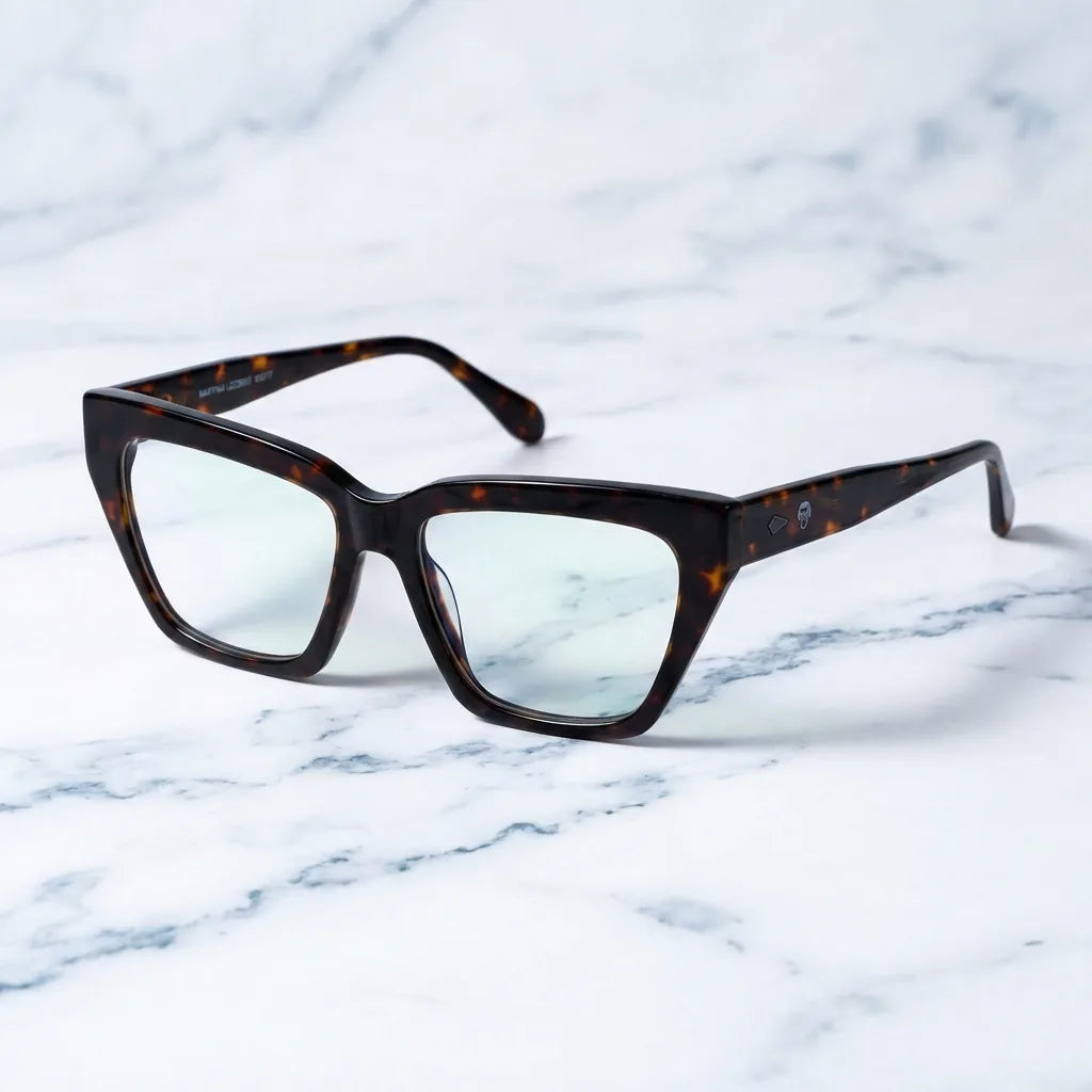 Lentes ópticos Martina Carey sobre mármol blanco elegante armazón premium Bonoboss #editorial_armazon #color_carey