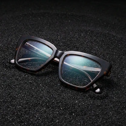 Lentes ópticos Martina Carey sobre arena volcánica texturizada diseño sustentable Bonoboss #editorial_sustentabilidad #color_carey