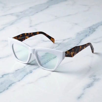 Lentes ópticos Minerva Blanco sobre mármol blanco elegante armazón premium Bonoboss #editorial_armazon #color_blanco