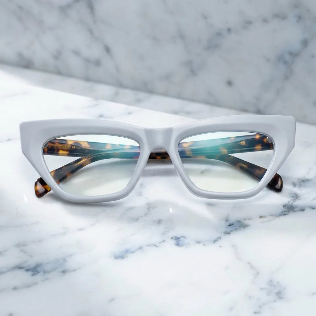 Lentes ópticos Minerva Blanco sobre mármol blanco elegante calidad premium receta Bonoboss #editorial_banner_confianza #color_blanco