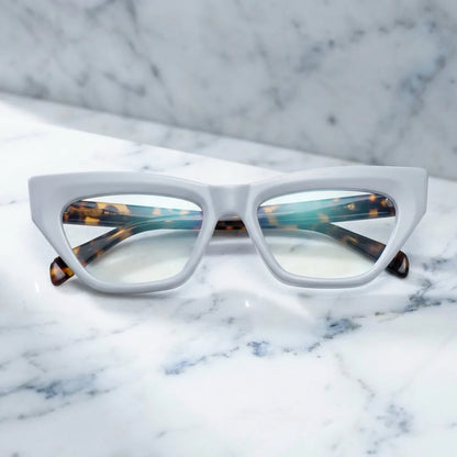Lentes ópticos Minerva Blanco sobre mármol blanco elegante calidad premium receta Bonoboss #editorial_banner_confianza #color_blanco