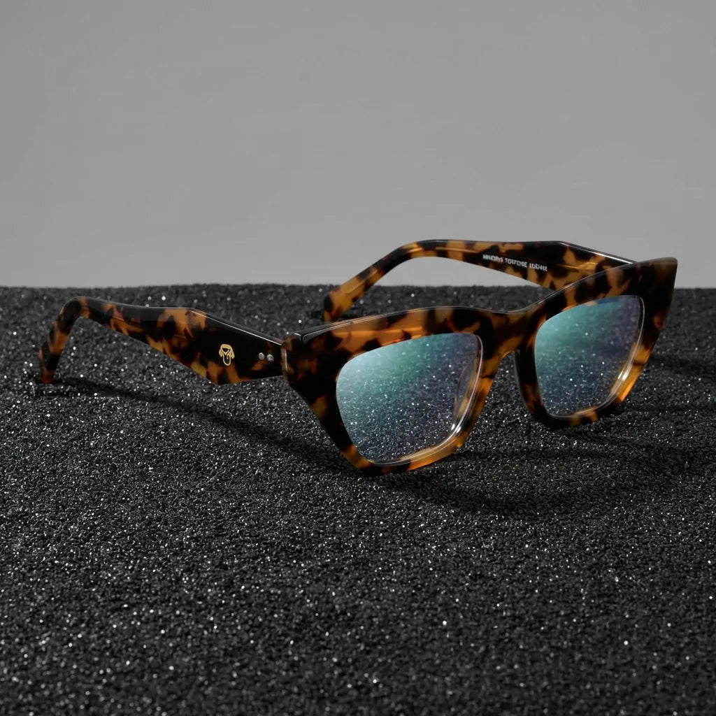 Lentes ópticos Minerva Carey sobre arena volcánica texturizada diseño sustentable Bonoboss #editorial_sustentabilidad #color_carey