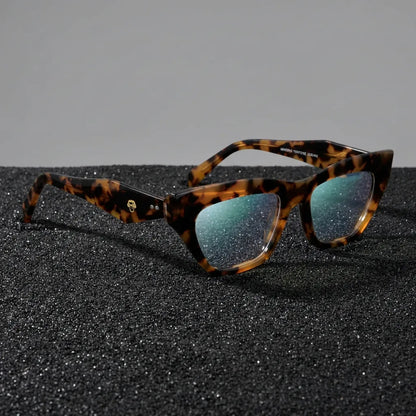 Lentes ópticos Minerva Carey sobre arena volcánica texturizada diseño sustentable Bonoboss #editorial_sustentabilidad #color_carey