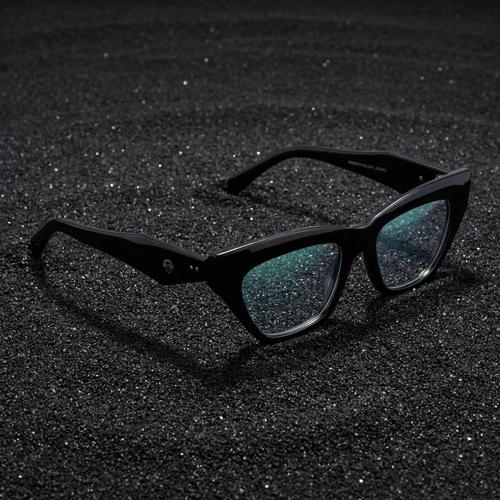 Lentes ópticos Minerva Negro sobre arena volcánica texturizada diseño sustentable Bonoboss #editorial_sustentabilidad #color_negro