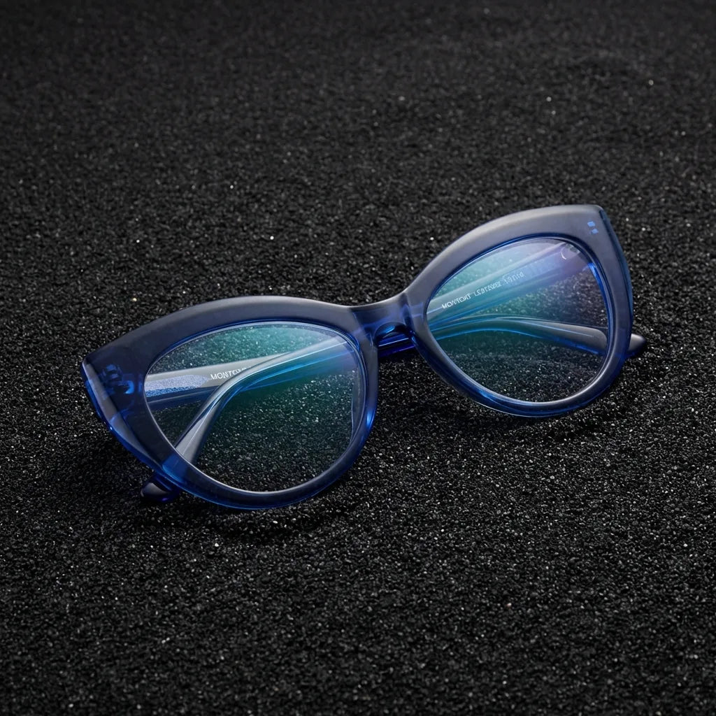 Lentes ópticos Montgat Azul sobre arena volcánica texturizada diseño sustentable Bonoboss #editorial_sustentabilidad #color_azul