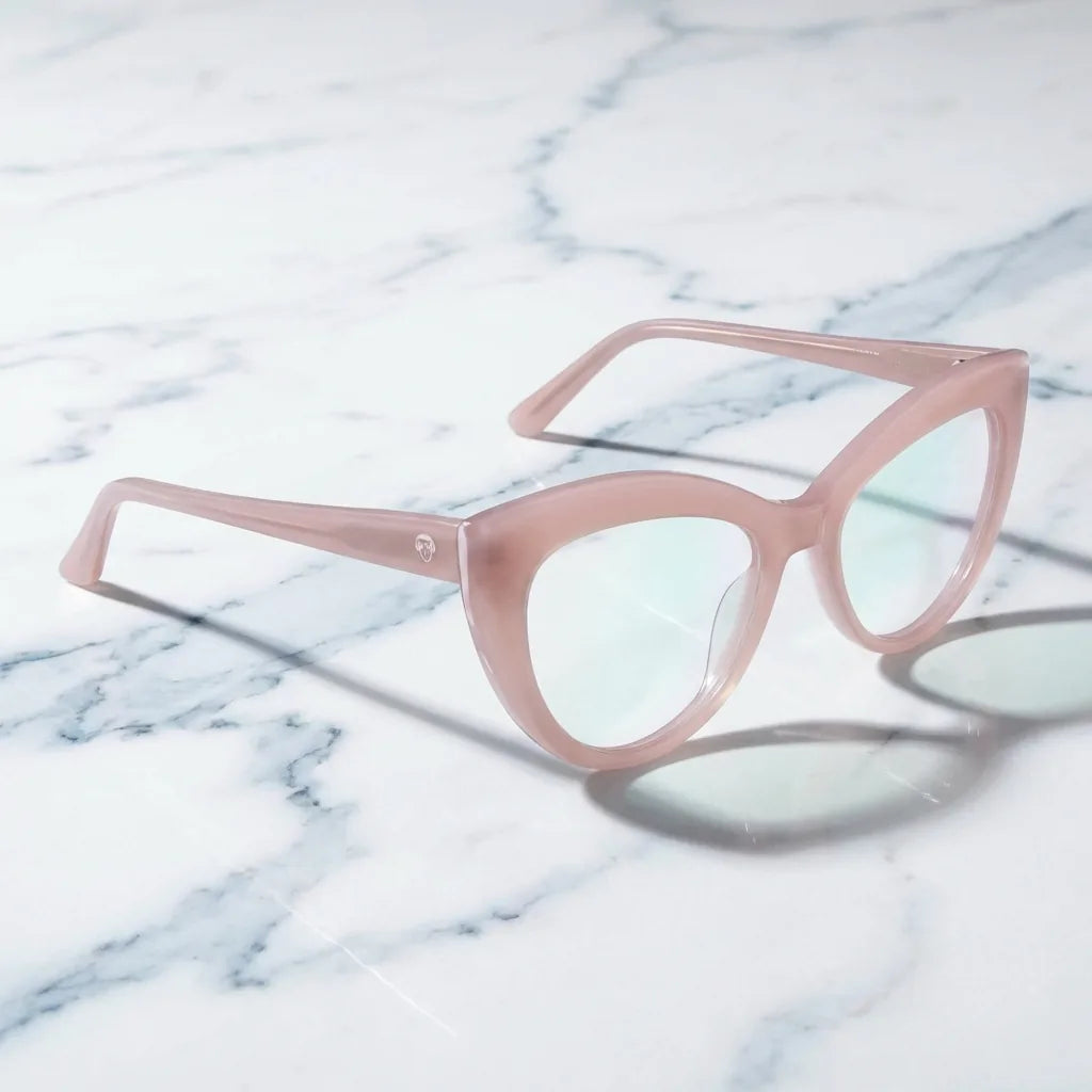 Lentes ópticos Montgat Rosado sobre mármol blanco elegante armazón premium Bonoboss #editorial_armazon #color_rosado