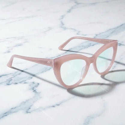 Lentes ópticos Montgat Rosado sobre mármol blanco elegante armazón premium Bonoboss #editorial_armazon #color_rosado