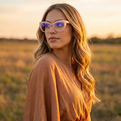 Lentes ópticos Montgat Rosado mujer en luz dorada golden hour elegante Bonoboss #editorial_lifestyle2 #color_rosado