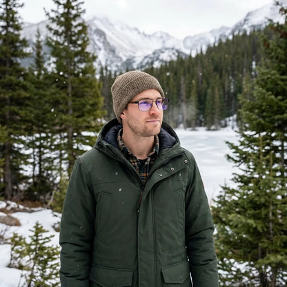 Lentes ópticos Neruda Negro modelo con gorro en bosque nevado invernal Bonoboss #editorial_lifestyle1 #color_negro