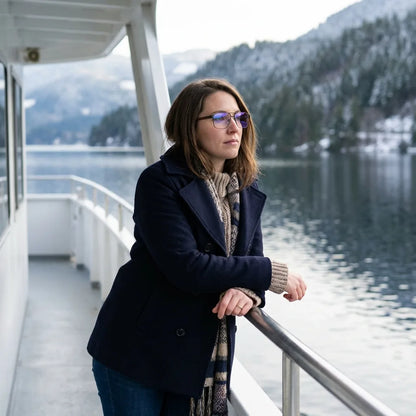 Lentes ópticos Neruda Negro modelo en barco lago con bosque nevado Bonoboss #editorial_lifestyle2 #color_negro