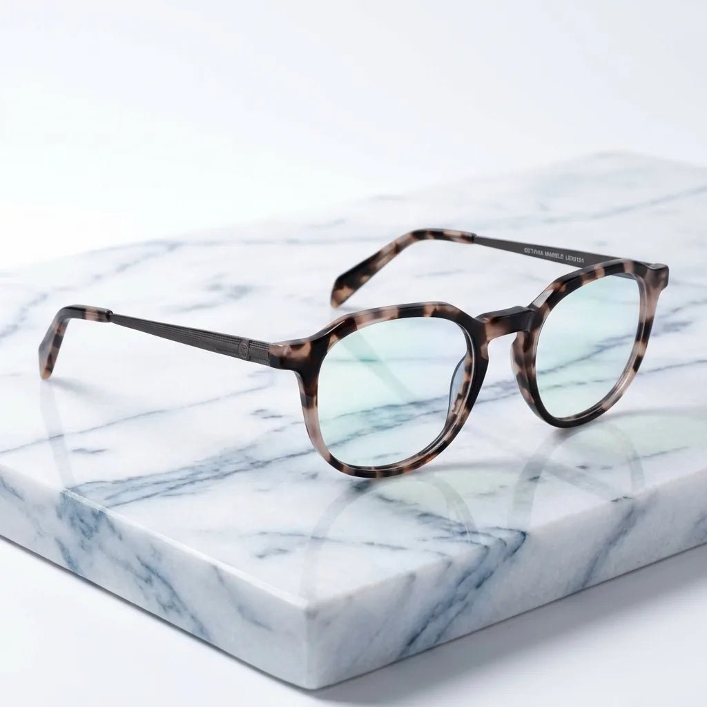 Lentes ópticos Octavia Marble sobre mármol blanco elegante armazón premium Bonoboss #editorial_armazon #color_marble