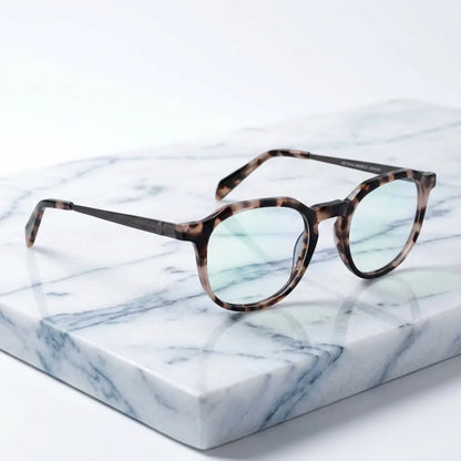 Lentes ópticos Octavia Marble sobre mármol blanco elegante armazón premium Bonoboss #editorial_armazon #color_marble