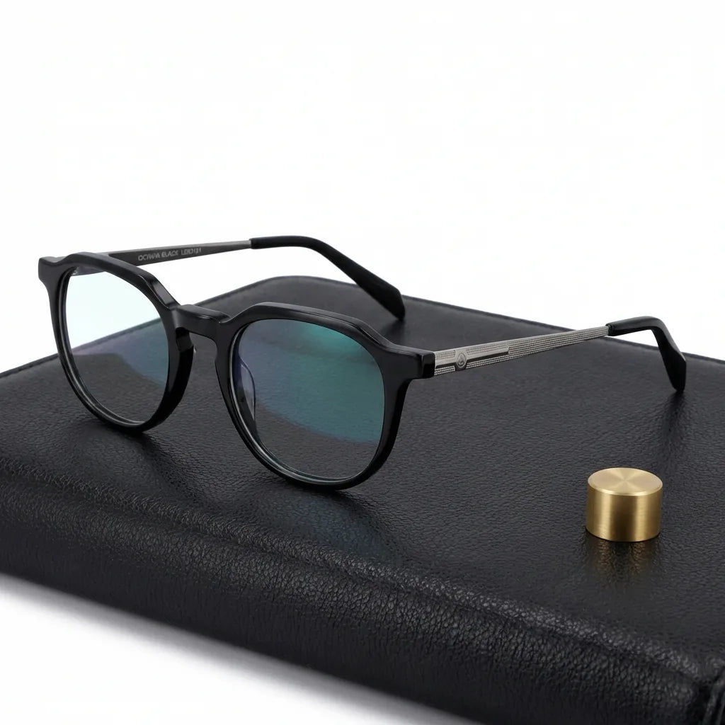 Lentes ópticos Octavia Negro sobre cuero negro con detalle brass dorado armazón premium Bonoboss #editorial_armazon #color_negro
